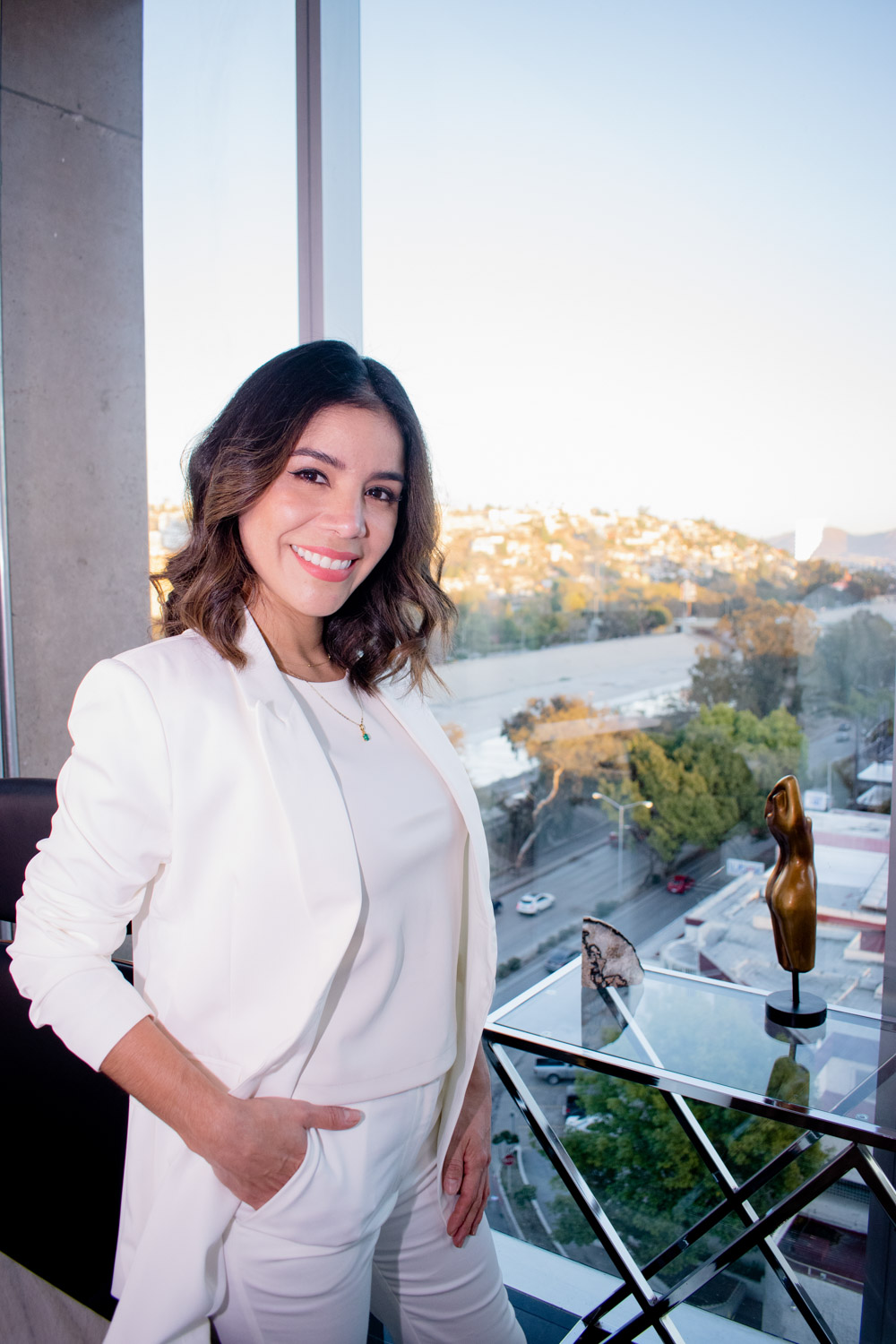 magen de la Dra. Grecia en una conversación informativa sobre el Mommy Makeover en Tijuana, compartiendo su experiencia y conocimientos como destacada cirujana plástica especializada en esta transformadora intervención estética