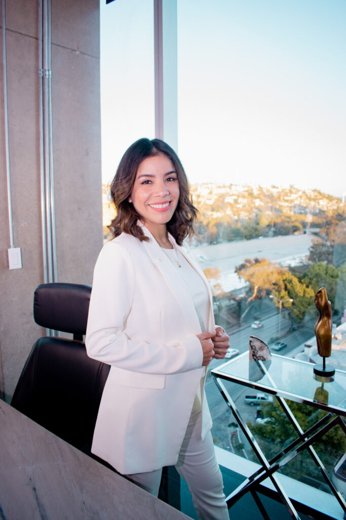 Fotografía de la Dra. Grecia, reconocida cirujana plástica en Tijuana, Baja California, especializada en procedimientos estéticos y reconstructivos.